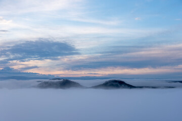 Dichte Nebenschwaden über dem Elbsandsteingebirge