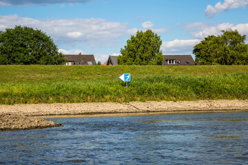 Symbol Schild für Wasserski am Elbdeich bei Hamburg