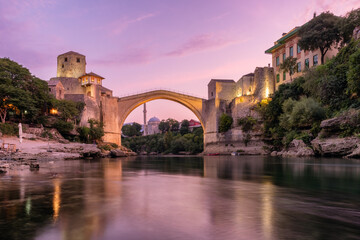 Stari Most-brug bij dageraad in het oude centrum van Mostar, BIH