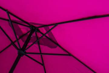 Arrière plan design avec lignes noires et fond magenta - Intérieur d'un parasol