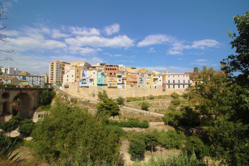 Fototapeta na wymiar Casas de colores sobre el río Amadorio, Villajoyosa, España