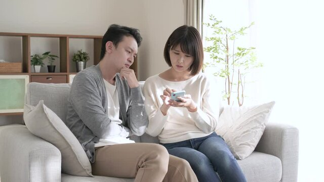 スマートフォンを観るカップル