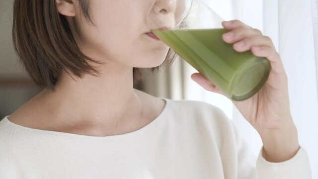 青汁を飲む若い女性