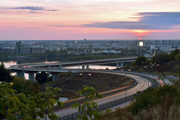 Obraz premium cars move in Nizhny Novgorod at sunset