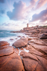 La côte de granit rose en Bretagne, le phare de ploumanac'h