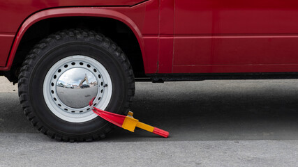 Parkkralle am Auto Vorderrad