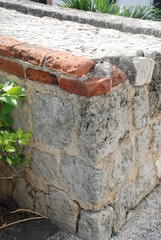 Muro de ladrillo y piedra