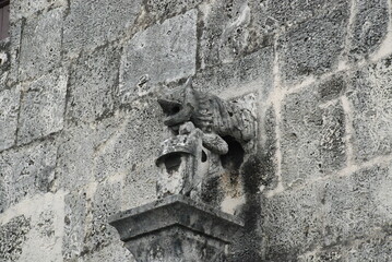 Esculturas de piedra en la pared, ciudad vieja. Santo Domingo. 