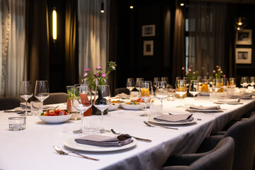Fototapeta na wymiar Elegantly set table in an exclusive restaurant for a wedding