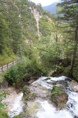 Wasserfall im Wald Wildwasser