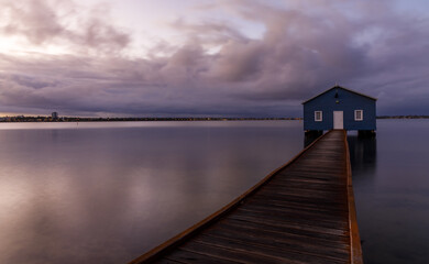 Obraz premium Blue boat shed on a rainy morning on the Swan River in Perth, Western Australia