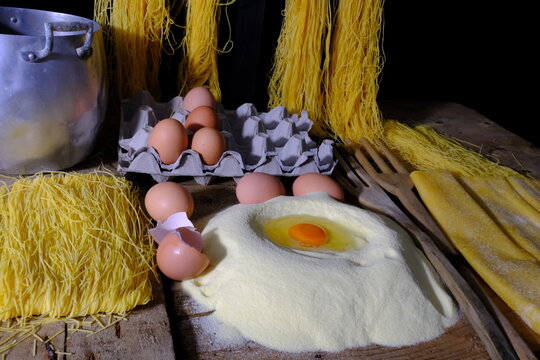 Pasta all'uovo artigianale su sfondo nero e ripiano in legno
