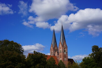 Fototapeta na wymiar Panoramaaufnahmen der Klosterkirche St. Trinitatis in Neuruppin bei Sonnenschein