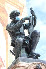 Fototapeta na wymiar Geigenbauer Statue mit Mundschutz