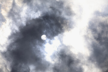 Obraz na płótnie Canvas 雲間の太陽