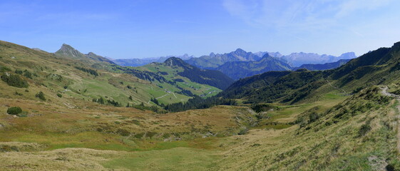 Fototapeta na wymiar Bergpanorama auf dem Wanderweg Damülser Rundtour mit Blick zur Damülser Mittagspitze