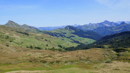 Fototapeta na wymiar Bergpanorama auf dem Wanderweg Damülser Rundtour mit Blick zur Damülser Mittagspitze