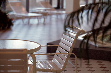 スパのテーブルとイス