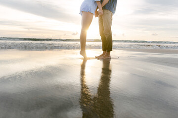 Coppia innamorata sulla spiaggia al tramonto