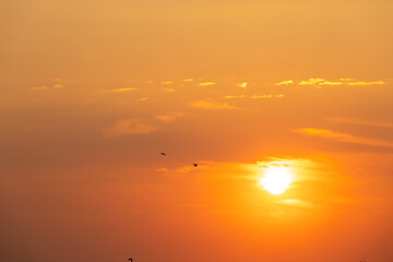 Abendrot mit Sonne und Wolken am Himmel