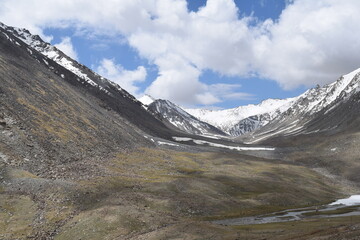 Fototapeta na wymiar landscape with snow and clouds on khardunga la world highest motorable road