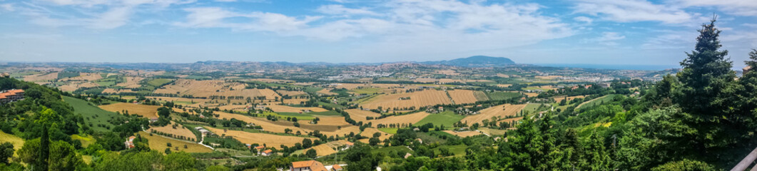Fototapeta na wymiar Ultra wide view of the hill of the Marche from Recanati