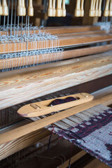 Altes Handwerk Weben: Detail eines Webstuhls und Webschiffchen aus Holz