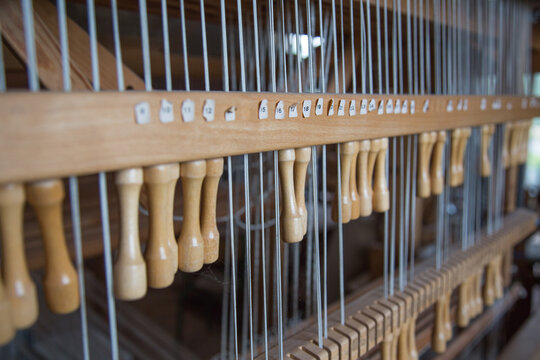 Altes Handwerk Weben: Detail eines Webstuhls aus Holz