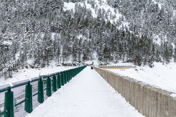 Pont sur lac gelé dans une station de sport d'hiver