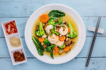Noodles with shrimp in gravy sauce