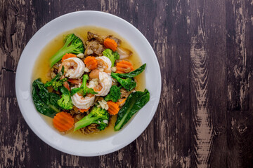 Noodles with shrimp in gravy sauce