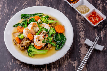 Noodles with shrimp in gravy sauce