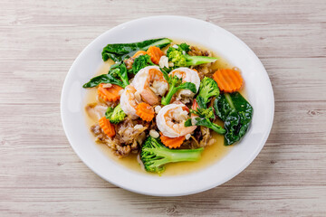 Noodles with shrimp in gravy sauce