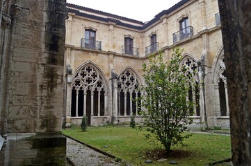 Pátio dentro da Catedral de Oviedo / Espanha