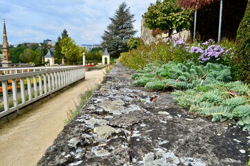 bepflanzte mauer und weisser Gartenzaun 