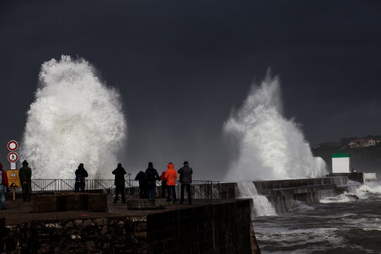Grosses vagues au Fort de Socoa au large de Saint-Jean-De-Luz