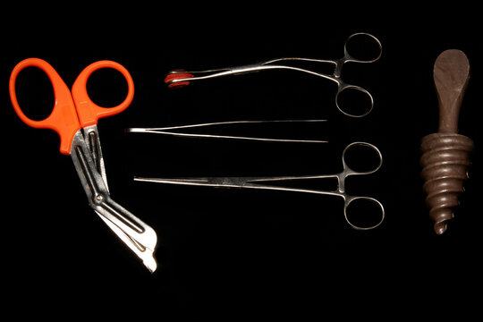 Dispositivi medico-chirurgici fotografati su sfondo nero.