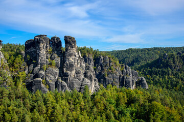 Fototapeta na wymiar Sächsische Schweiz - Sachsen - GermanyElbsandsteingebirge. Blick auf die Kulisse der Sandsteinfelsen.