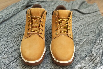 Autumn winter brown waterproof men's boots on woolen knitted sweater