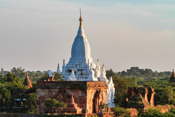 Obraz premium Pagodas and temples of Bagan in Myanmar, formerly Burma, a world heritage site.