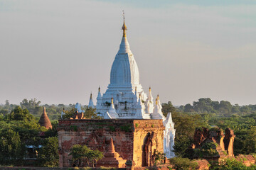 Obraz premium Pagodas and temples of Bagan in Myanmar, formerly Burma, a world heritage site.
