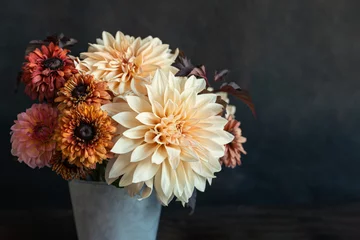 Foto op Plexiglas Beautiful autumn bouquet  with dahlia flowers on a dark rustic background. © Inna