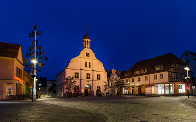 Wolgast Blaue Stunde auf dem Rathausplatz