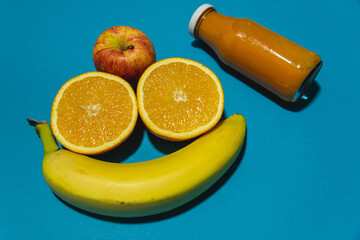 Uśmiech zdrowia owoce, jabłko banan pomarańcz, smoothie sok