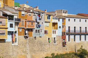 Casas de colores sobre en río Amadorio, Villajoyosa, España