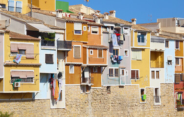 Fototapeta premium Casas de colores sobre en río Amadorio, Villajoyosa, España
