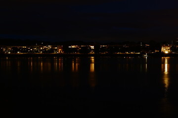 Fototapeta na wymiar Mainz und Rhein in der Nacht 1