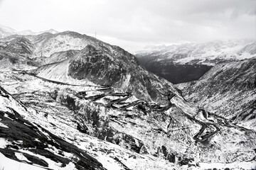 Gotthardpass nach dem ersten Schneefall im Herbst. Alpenpass, Winter, Schnee, Verkehr, Strasse, Verbindung Nord-Süd. Alpenpass, Schweiz - Italien.