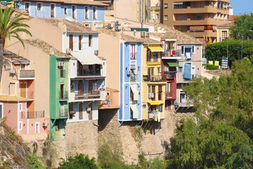 Fototapeta premium Casas de colores sobre en río Amadorio, Villajoyosa, España