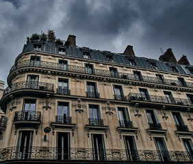 Obraz premium Typical parisian architecture, downtown Paris, France